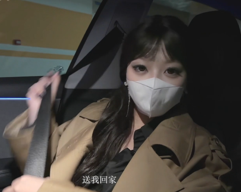 超极品巨乳御姐-菠萝啤-跨年夜偷情人妻女上司（1V,2.27G）